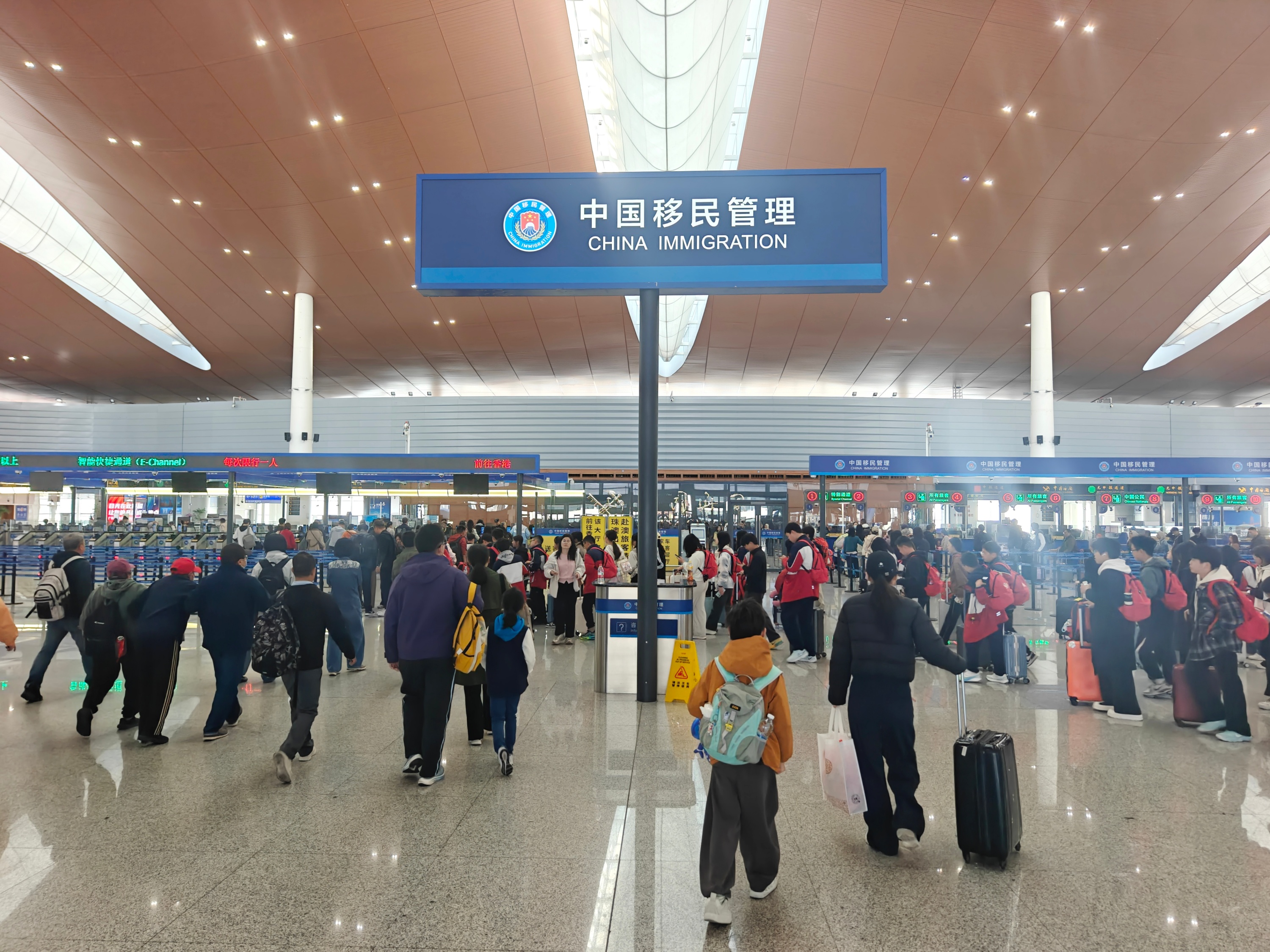 春运开启，港珠澳大桥珠海公路口岸，大量旅客准备出境前往香港，开启研学、旅游、探亲等。人民网记者 王雅蝶摄